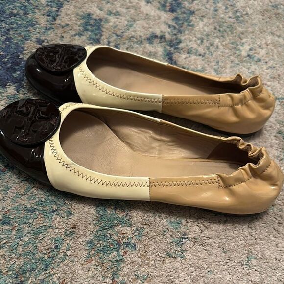 TORY BURCH Women's Beige & brown patent leather ballet flats shoes MINNIE - Picture 1 of 10